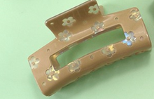 Load image into Gallery viewer, Luxe Cut Out Beige Daisy Claw Clip
